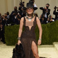 Jennifer Lopez mengenakan busana rancangan desainer Ralph Lauren. Dress tersebut memiliki potongan belahan dada rendah dan belahan paha tinggi atau high slit. Foto: Charles Sykes/Invision/AP