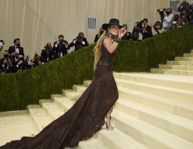 Jennifer Lopez sebenarnya tak hadir sendiri di Met Gala 2021. Sang kekasih Ben Affleck juga ikut menemani namun tak tampil di karpet merah. Foto: Charles Sykes/Invision/AP