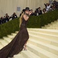 Jennifer Lopez sebenarnya tak hadir sendiri di Met Gala 2021. Sang kekasih Ben Affleck juga ikut menemani namun tak tampil di karpet merah. Foto: Charles Sykes/Invision/AP