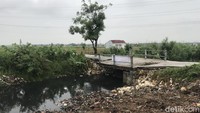 14 September 2021, sampah sudah diangkut dari badan sungai. Aliran air bisa mengalir melewati bawah jembatan yang masih ambles itu. (Faiz Iqbal Maulid/detikcom)