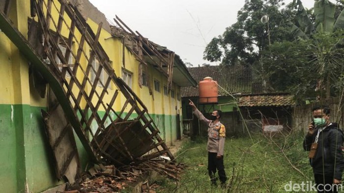 Kelas Ambruk di Sukabumi