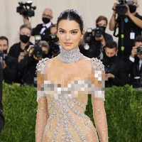 Kendall Jenner tampil ultra seksi di Met Gala 2021. Model 25 tahun itu menggunakan busana menerawang dari desainer Givenchy yang memperlihatkan banyak kulitnya. Foto: dok. Getty Images