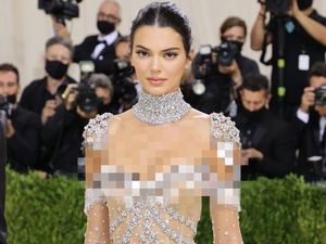 Cantik Bak Bidadari, Kendall Jenner Pakai Gaun Menerawang di Met Gala 2021