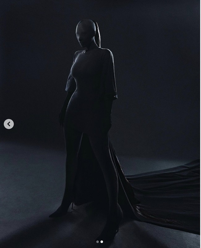 Kim Kardashian hanya menyisakan rambutnya yang juga diwarnai hitam, yang tidak tertutup pakaian. Selebihnya seluruh bagian tubuh Kim ditutup busana hitam Balenciaga. Foto: Dok. Instagram Kim Kardashian