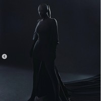 Kim Kardashian hanya menyisakan rambutnya yang juga diwarnai hitam, yang tidak tertutup pakaian. Selebihnya seluruh bagian tubuh Kim ditutup busana hitam Balenciaga. Foto: Dok. Instagram Kim Kardashian