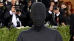 Kim Kardashian ke Met Gala Pakai APD, Tubuh Terbungkus Kain Hitam