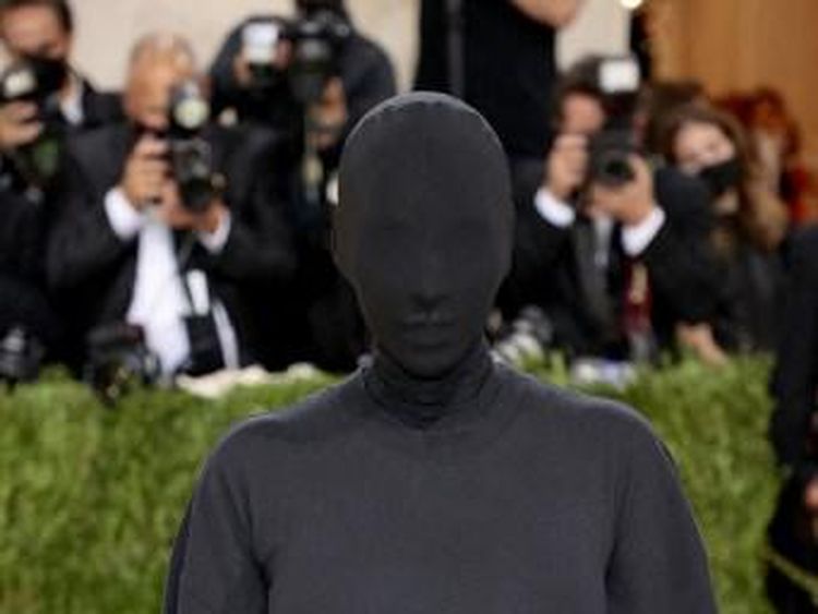 Kim Kardashian ke Met Gala Pakai APD, Tubuh Terbungkus Kain Hitam