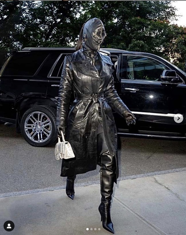 Sebelumnya saat menghadiri New York Fashion Week 2021, Kim Kardashian juga sudah tampil dengan gaya serupa. Bintang reality show 40 tahun itu mengenakan coat kulit hitam, dan boots tinggi warna senada. Wajahnya pun ditutupi topeng hitam. Foto: Dok. Instagram Kim Kardashian