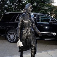 Sebelumnya saat menghadiri New York Fashion Week 2021, Kim Kardashian juga sudah tampil dengan gaya serupa. Bintang reality show 40 tahun itu mengenakan coat kulit hitam, dan boots tinggi warna senada. Wajahnya pun ditutupi topeng hitam. Foto: Dok. Instagram Kim Kardashian