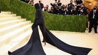 Ini jadi salah satu proyek rahasia yang telah dilakukan Kanye West dengan Gvasalia akhir-akhir ini.  Foto: Getty Images via AFP/THEO WARGO
