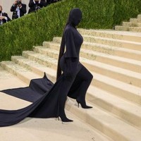Baru-baru ini, Kim Kardashian membuat sebuah pernyataan fashion dengan gaun hitam Balenciaga di MET Gala 2021 yang bertema In America: A Lexicon of Fashion. Anti-mainstream, gaun yang menutupi sampai seluruh wajah dan kepalanya itu terbuat dari bahan kaus. Apa yang lebih Amerika dari t-shirt yang dipakai dari ujung kaki sampai kepala?! tulis Kim di Instagram untuk menanggapi kritikan yang menyerang gayanya tersebut.(Foto: Getty Images via AFP/THEO WARGO)
