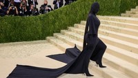 Gaun hitam mencolok dengan topeng sesuatu yang baru yang dikenakan Kim Kardashian yang belum pernah ada di Met Gala sebelumnya. Foto: Getty Images via AFP/THEO WARGO