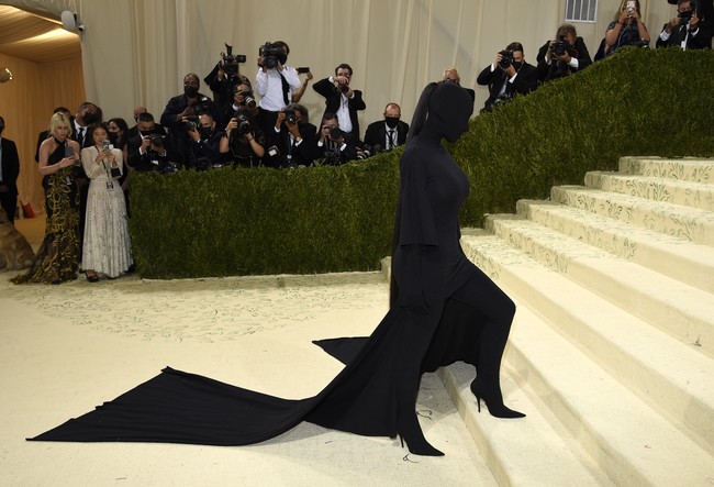 Kim Kardashian tampil serba tertutup saat menghadiri Met Gala 2021 di Metropolitan Museum of Art, New York, Senin (13/9/2021) malam. Foto: Evan Agostini/Invision/AP