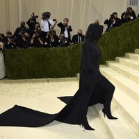 Kim Kardashian tampil serba tertutup saat menghadiri Met Gala 2021 di Metropolitan Museum of Art, New York, Senin (13/9/2021) malam. Foto: Evan Agostini/Invision/AP