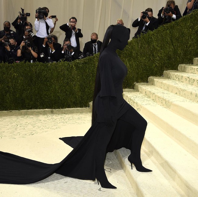 Kim Kardashian mengenakan busana hitam dari ujung kaki hingga kepala. Busana yang menutupi seluruh tubuh hingga wajahnya itu merupakan karya terbaru dari rumah mode Balenciaga. Foto: Evan Agostini/Invision/AP