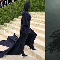 Penampilan Kim Kardashian di Met Gala 2021 ini langsung viral di media sosial. Namun viral bukan dipuji melainkan menjadi meme. Tak sedikit netizen yang menyandingkan gaya terbaru kakak Kylie Jenner dan Kendall Jenner itu sama dengan sosok Dementor di film Harry Potter. Foto: Dok. Twitter