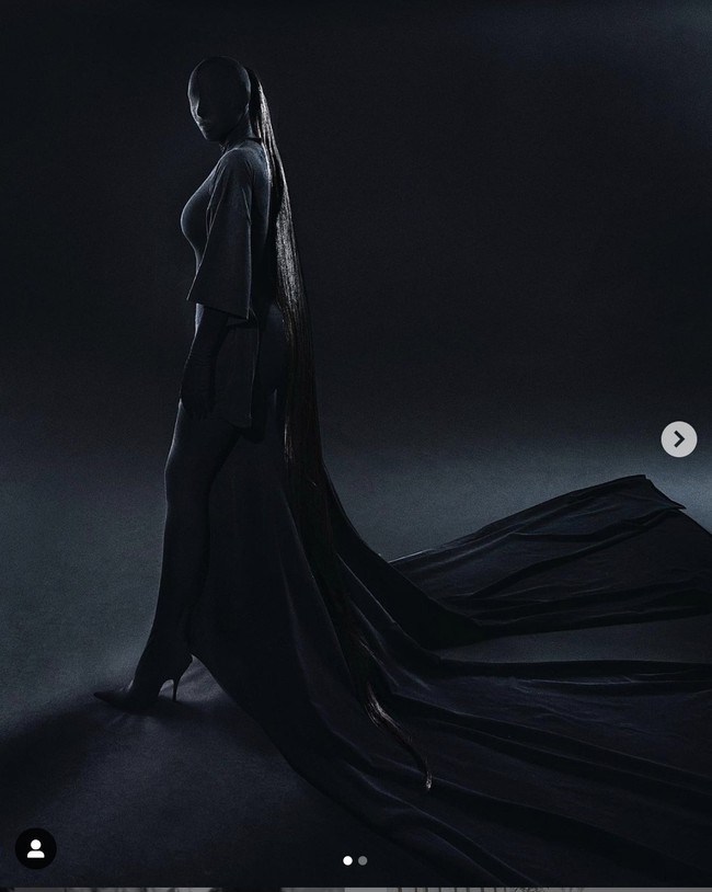 Pada akun Instagramnya, foto Kim Kardashian ini juga ramai dikomentari netizen. Ada yang menyebut gaya Kim lebih cocok untuk datang ke ritual setan sampai dinilai seperti tokoh di serial American Horror Story. Foto: Dok. Instagram Kim Kardashian