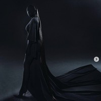 Pada akun Instagramnya, foto Kim Kardashian ini juga ramai dikomentari netizen. Ada yang menyebut gaya Kim lebih cocok untuk datang ke ritual setan sampai dinilai seperti tokoh di serial American Horror Story. Foto: Dok. Instagram Kim Kardashian