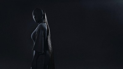 7 Gaya Kim Kardashian Tutupi Seluruh Wajah, Viral Jadi Meme Mirip Dementor
