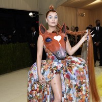 Kim Petras menjelma sebagai gadis kuda di MET Gala 2021. Penyanyi berdarah Jerman ini menginterpretasikan tema Amerika dengan gaun floral Collina Strada lengkap dengan kepala kuda. (Foto: Invision/Evan Agostini/AP)
