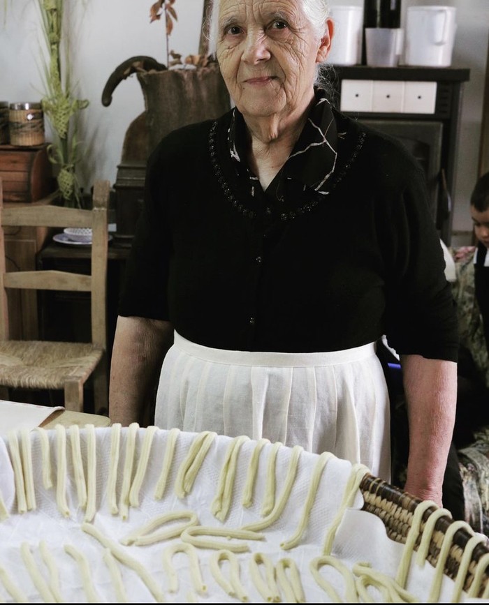 Klasik! Ini Proses Pembuatan Pasta Tradisional dari Para Nenek di Italia Klasik! Ini Proses Pembuatan Pasta Tradisional dari Para Nenek di Italia