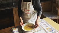 Lewat Instagram @pastagrannies, akun ini membagikan berbagai kegiatan dan proses pembuatan pasta dari nenek-nenek di berbagai kota yang ada di Italia. Melihat proses pembuatan pasta ini, mirip seperti melihat aksi keterampilan tradisional. Foto: Instagram @pastagrannies