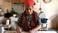 Kini di setiap unggahan dari @PastaGrannies, terdapat kisah singkat tentang biodata sang nenek, jenis pasta yang dibuat hingga berapa lama resep pasta tradisional ini sudah dikuasai nenek tersebut. Foto: Instagram @pastagrannies