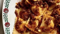 Seperti hidangan klasik pasta ravioli, yang diisi dengan campuran kentang dan keju. Kemudian disajikan dengan saus daging khas Italia bernama ragu. Foto: Instagram @pastagrannies
