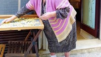 Banyak jenis pasta autentik Italia yang jarang diketahui banyak orang. Seperti pasta buatan nenek berusia 70 tahun ini, yang tengah mengeringkan pasta orecchiette di depan rumahnya. Foto: Instagram @pastagrannies