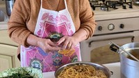 Sekilas mirip spaghetti, tapi pasta autentik buatan nenek bernama Rosetta ini ternyata berbeda jauh. Ini namanya pasta con le sarde, menggunakan ikan sarden yang masih segar. Foto: Instagram @pastagrannies