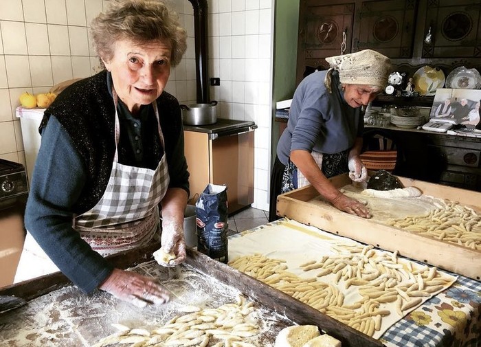 Klasik! Ini Proses Pembuatan Pasta Tradisional dari Para Nenek di Italia Klasik! Ini Proses Pembuatan Pasta Tradisional dari Para Nenek di Italia