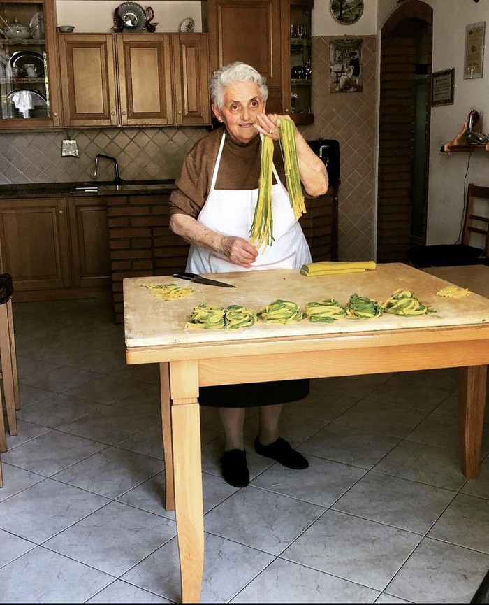 Klasik! Ini Proses Pembuatan Pasta Tradisional dari Para Nenek di Italia Klasik! Ini Proses Pembuatan Pasta Tradisional dari Para Nenek di Italia