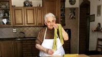 Para nenek asal Italia yang tergabung dalam komunitas Pasta Grannies ini sangat terampil menciptakan berbagai macam jenis pasta. Jenis pasta tersebut diantaranya seperti spaghetti, macaroni, rischitelli, ravioli dan masih banyak lagi. Foto: Instagram @pastagrannies