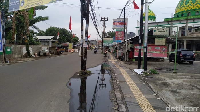 Kondisi tiang-tiang makan jalan di Jl WR Supratman, Ciputat Timur, Tangsel, 14 September 2021. (Athika Rahma/detikcom)