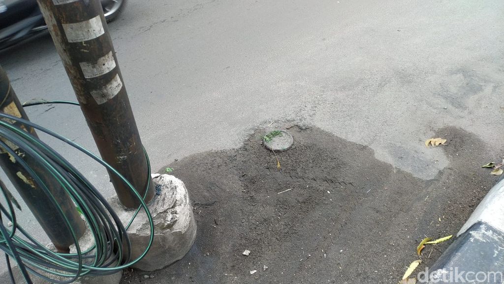 Kondisi tiang-tiang makan jalan di Jl WR Supratman, Ciputat Timur, Tangsel, 14 September 2021. (Athika Rahma/detikcom)