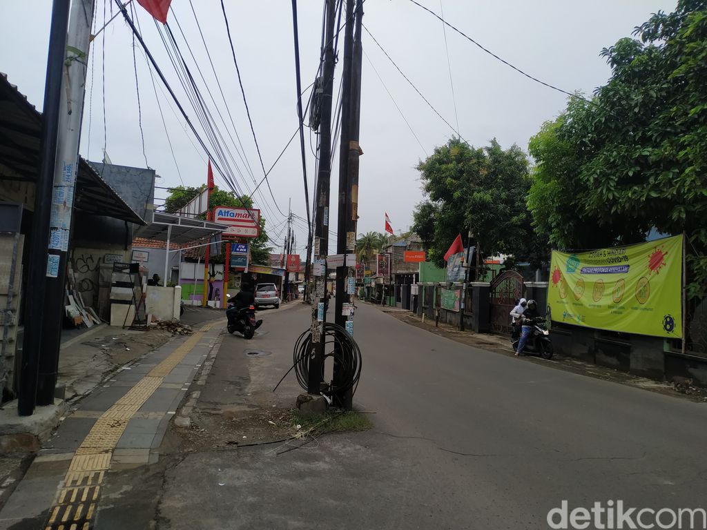 Kondisi tiang-tiang makan jalan di Jl WR Supratman, Ciputat Timur, Tangsel, 14 September 2021. (Athika Rahma/detikcom)