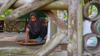 Buah kopi disortasi berdasarkan kualitasnya. Tercatat sejak tahun 2012 Yayasan Swara Owa mendampingi warga untuk meningkatkan kapasitas dan kemampuan mengolah kopi. Seperti diketahui, Owa Jawa merupakan primata yang terancam punah masih bisa dijumpai di Hutan Petungkriyono. 
