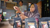 Kunapah, istri Tasuri juga terlibat mengolah kopi. Sebagian hasil penjualan kopi, digunakan untuk program konservasi dan pelestarian hutan.