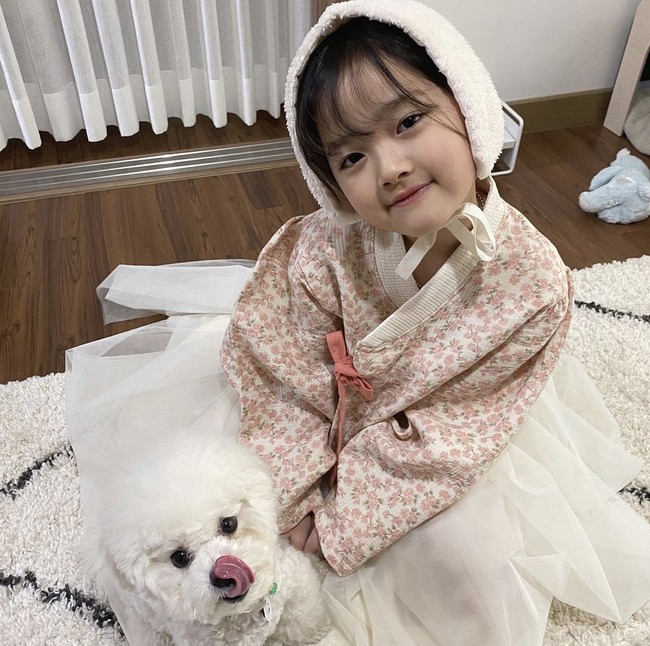 Yuli punya anjing bichon berwarna putih yang sering muncul dalam videonya. Anjingnya Sogeum bahkan memiliki akun Instagram sendiri @parksogeum. Foto: dok. Instagram 1004yul_i