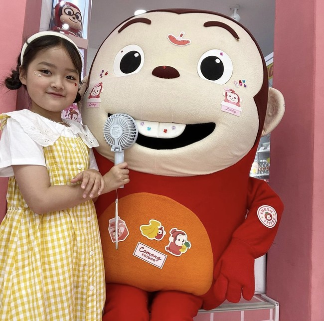 Yuli membuat penggemar saat menarikan lagu Sunmi ‘Gashina’ dan ‘Tail’. Ia pun menunjukkan menyanyi dengan lagu ‘Your Days’ yang dipopulerkan Joy Red Velvet. Foto: dok. Instagram 1004yul_i