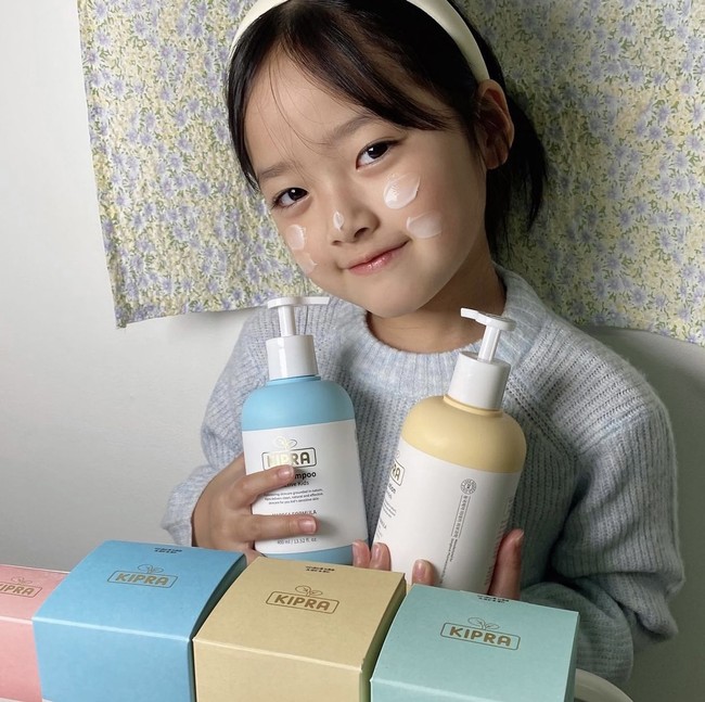 Populer di negara asalnya, Yuli melakukan cover dance bersama karakter kartun TV Korea, Cocomong. Ia juga menjadi endorser brand kecantikan KIPRA yang merilis lotion untuk anak-anak. Foto: dok. Instagram 1004yul_i