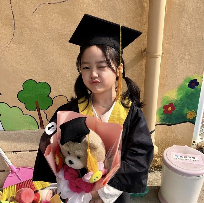 Akun Instagram Yuli telah dibuat sejak Januari 2014. Penggemar telah melihat pertumbuhannya sejak kecil dan tak menyangka Yuli telah lulus TK tahun lalu. Foto: dok. Instagram 1004yul_i