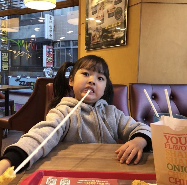 Yuli juga aktif di YouTube. Dalam kanal Yuli TV, ia kerap membagikan video ASMR, mukbang, dan vlog untuk memperlihatkan kesehariannya.Foto: dok. Instagram 1004yul_i