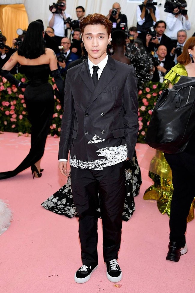 Personel EXO yang pernah hadir di Met Gala adalah Lay. Pada 2019, ia menghadiri acara amal bertema Camp: Notes on Fashion tersebut. Ketika itu, penampilannya cukup unik karena hadir dengan motif ufo.Foto: dok. Instagram themetgalaofficial