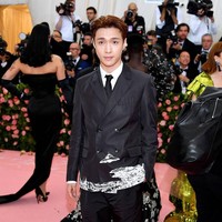 Personel EXO yang pernah hadir di Met Gala adalah Lay. Pada 2019, ia menghadiri acara amal bertema Camp: Notes on Fashion tersebut. Ketika itu, penampilannya cukup unik karena hadir dengan motif ufo.Foto: dok. Instagram themetgalaofficial