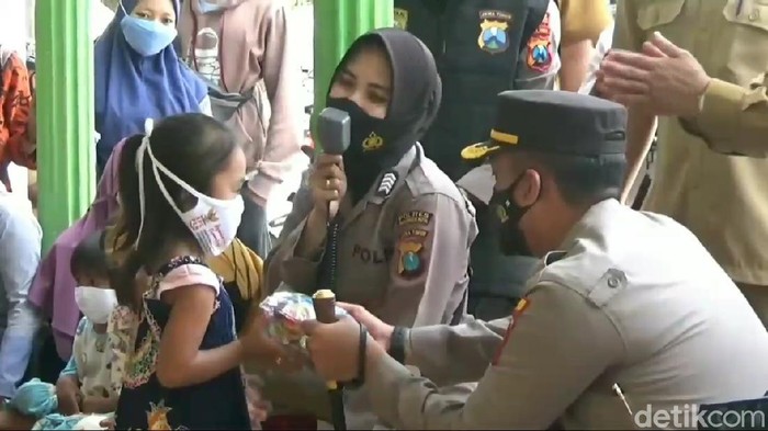 Anak-anak di sekitar lokasi ledakan bondet yang menewaskan dua orang di Kabupaten Pasuruan, menerima trauma healing. Ini dilakukan untuk memulihkan dampak psikologis akibat ledakan keras tersebut.