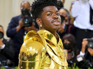 Bukan Main! Lil Nas X Pakai Jubah Emas di Met Gala 2021