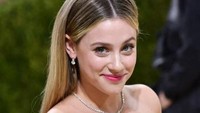 Lili Reinhart amat vokal soal kebiasaan diet toxic yang kerap disuarakan selebriti. Di satu momen, dia pernah julid pada cara diet Kim Kardashian demi bisa muat menggunakan baju Marilyn Monroe ke Met Gala. Lili menyebut apa yang dilakukan oleh Kim sangat dungu, terlebih banyak orang mengikuti akunnya. (Foto: Getty Images via AFP/THEO WARGO)
