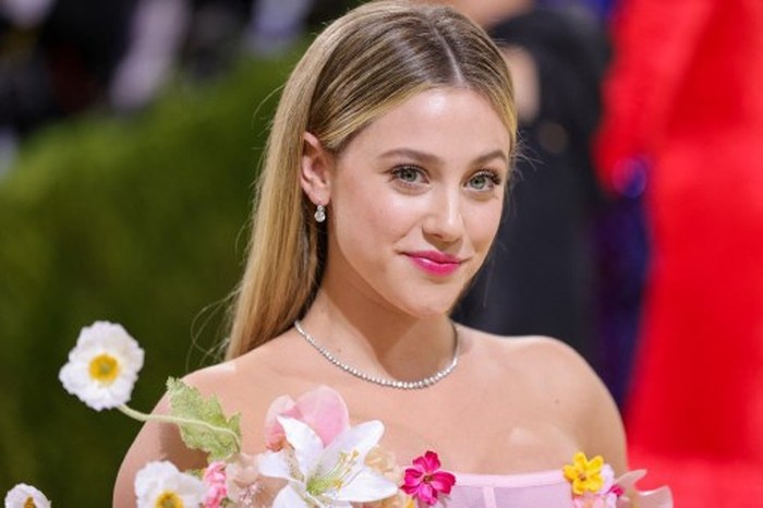 NEW YORK, NEW YORK - SEPTEMBER 13: Lili Reinhart attends The 2021 Met Gala Celebrating In America: A Lexicon Of Fashion at Metropolitan Museum of Art on September 13, 2021 in New York City.   Theo Wargo/Getty Images/AFP (Photo by Theo Wargo / GETTY IMAGES NORTH AMERICA / Getty Images via AFP)