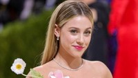 Penampilan Lili Reinhart di Met Gala 2021. Foto: Getty Images via AFP/THEO WARGO